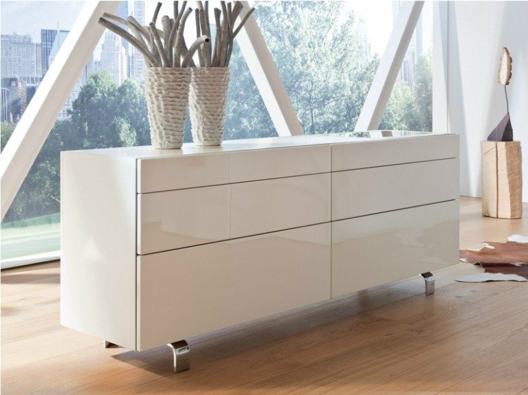 Jednoduchý príborník s kovovými nohami príborník biely vysoký lesk huelsta neo nohy chrómový laminát