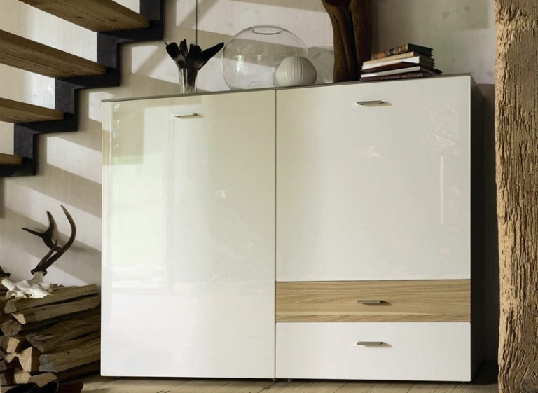 Biely vysoký lesk v kombinácii s akcentom dreva príborník biely vysoký lesk teraz huelsta schody zariaďovanie dekorácií