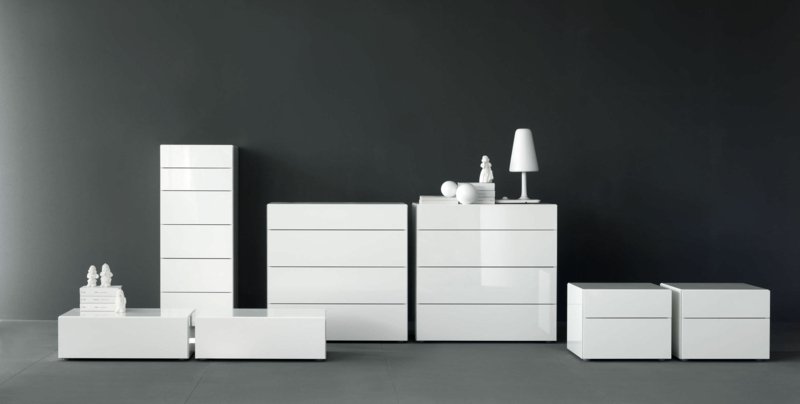 Zariaďte celú miestnosť pomocou príborníka Ray a zvyšného nábytku príborník biely vysoký lesk ray enrico cesana nábytková sada nočná lampa