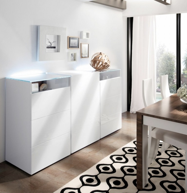 Príborník s otvorenou policou a nepriamym osvetlením kredenc biely vysoký lesk ku pifferer koberec moderné retro záclony