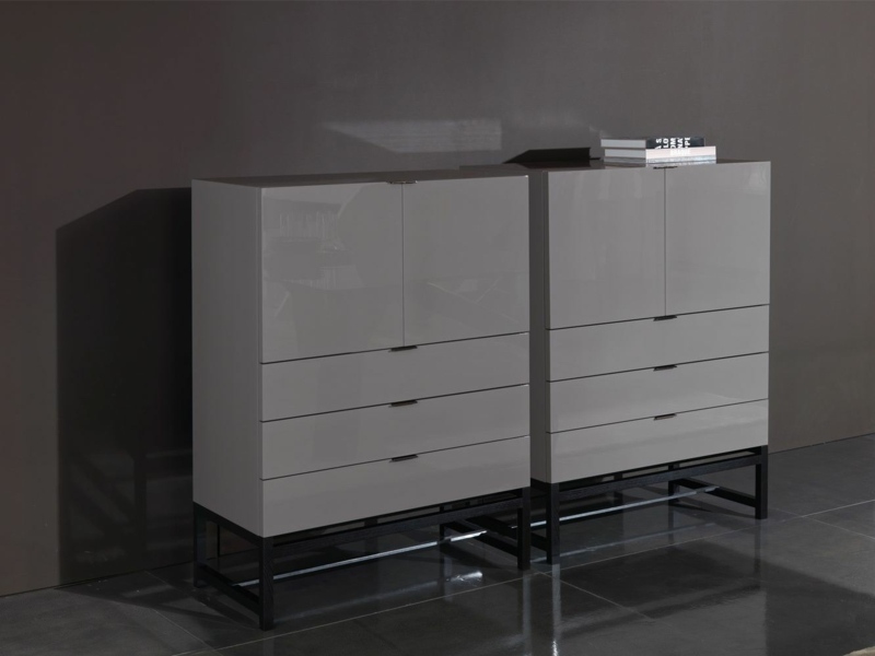 Príborníky sú vhodné aj ako kancelársky nábytok na spisy príborník biely vysoký lesk harvey minotti kovové rámové nohy