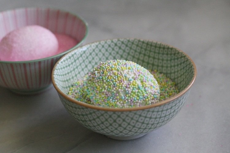 Na ozdobenie posýpkou namočte vajíčko do misy a posypte ním navrch