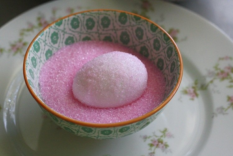 Vajíčka ozdobíme farebným cukrom a lepidlom