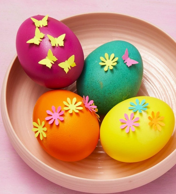 Vytvorte veľkonočné vajíčka v materskej škole pomocou kvetov a motýľov vyrobených z papiera