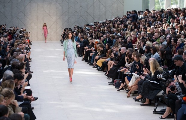 Týždeň módy 2014 Londýn aktuálne trendy slávne aktuálne trendy známy návrhársky model modrá látka