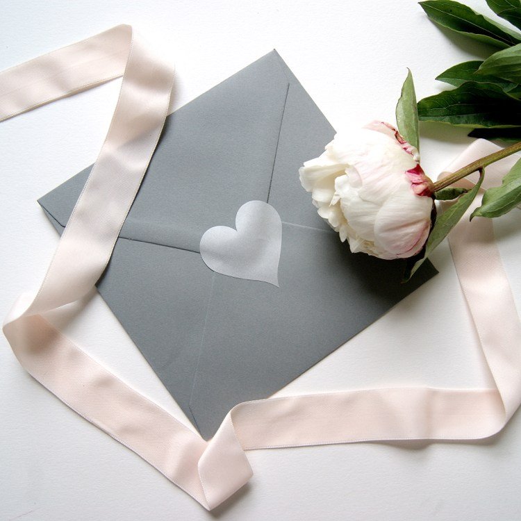strieborná svadobná dekorácia pozvánky na srdce vystrihnuté alobal