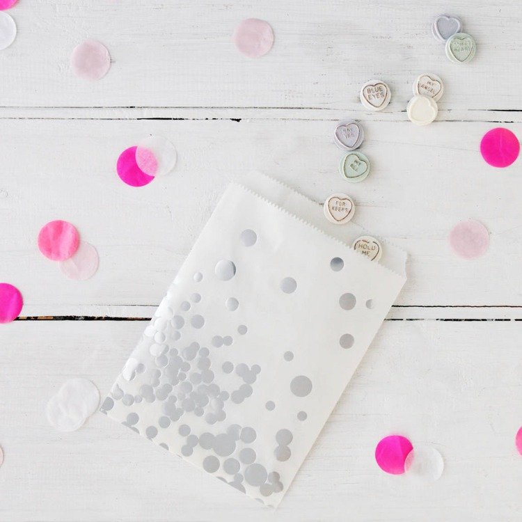 strieborné svadobné dekorácie darčekové tašky zdobia konfety