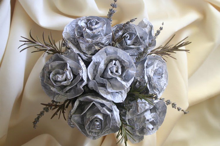 strieborná svadobná dekorácia ružová alobal ovinutá okolo svadobnej kytice