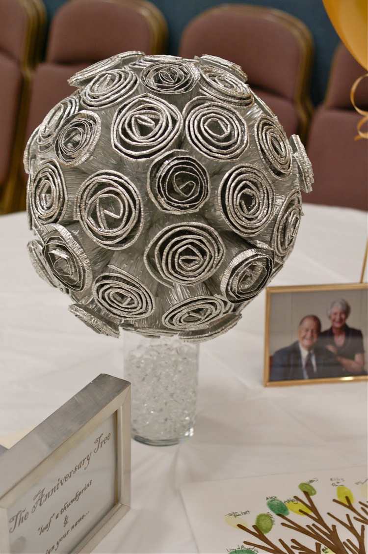 strieborná svadobná dekorácia kytica ruží z alobalu