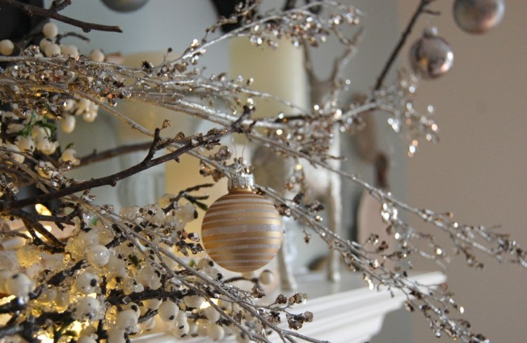 Pobočky v striebornej farbe na zimnú dekoráciu strieborná vianočná dekorácia metalické konáre elegantná krištáľová zlatá guľa