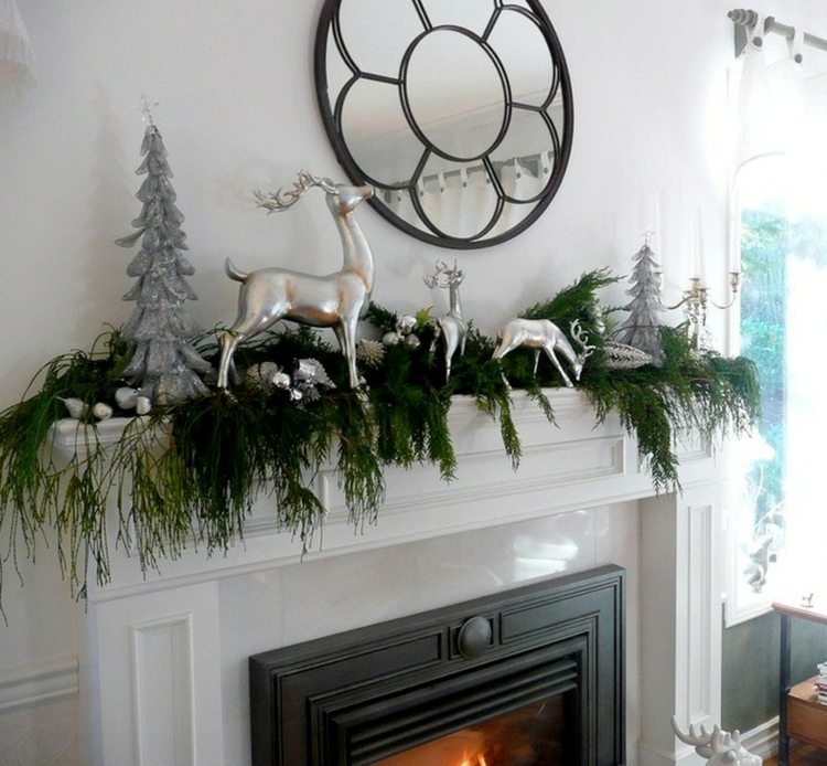 Vianočná dekorácia so striebornými figúrkami sobov a jedlí strieborná vianočná dekorácia sob nápad kovová rímsa dizajn jedľa