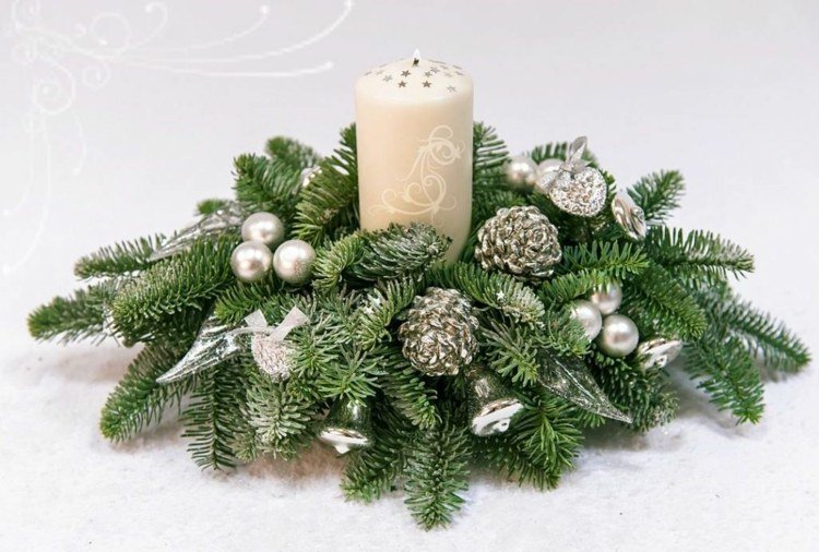 Strieborné akcenty v adventnom venci strieborná vianočná dekorácia adventný veniec sviečka jedľa zelené šišky guličky