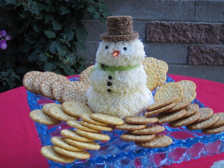 Figúrka snehuliaka vyrobená zo syrových guľôčok so sušienkami Silvestrovské nápady na jedlo prstové jedlo-snehuliak-syr-balčuk-krekry