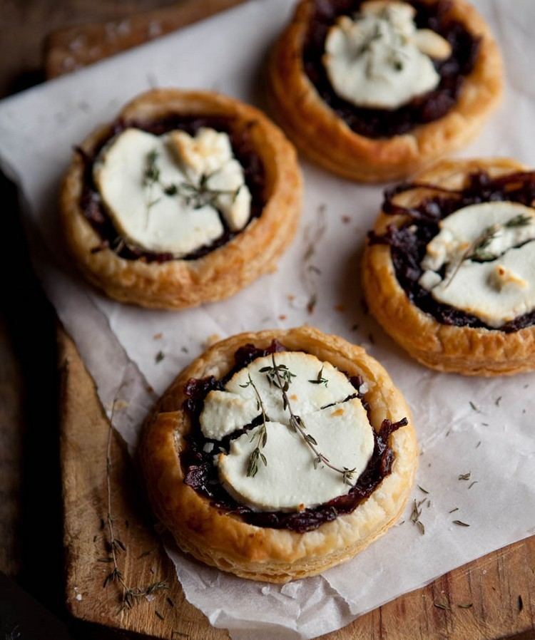Tartaletky s kozím syrom a karamelizovanou cibuľkou Silvester-nápady na jedlo-prstové jedlo-tortelett-kozí syr-karamelizovaná cibuľa
