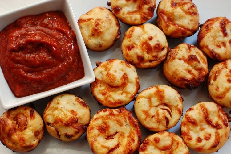 Mini pizzu upečte vo forme na muffiny Silvestrovské nápady na jedlo, prstové jedlo, mini pizza, recept na muffin