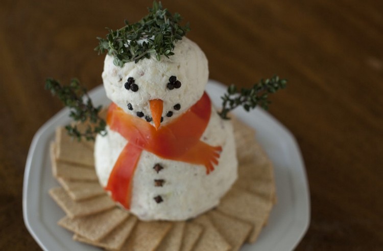 Postava snehuliaka vyrobená zo smotanového syra so sušienkami Silvestrovské nápady na jedlo-recepty na prsty-recepty-párty-syr-snehuliak
