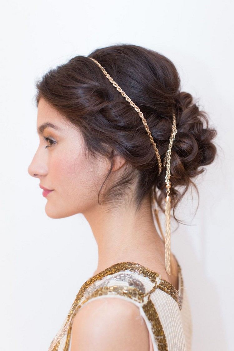 Updo na Silvestra so zlatou retiazkou ako vlasový doplnok silvestrovský večer-účesy-urob si sám-updo-drdol-zlatá reťaz-vlasové doplnky