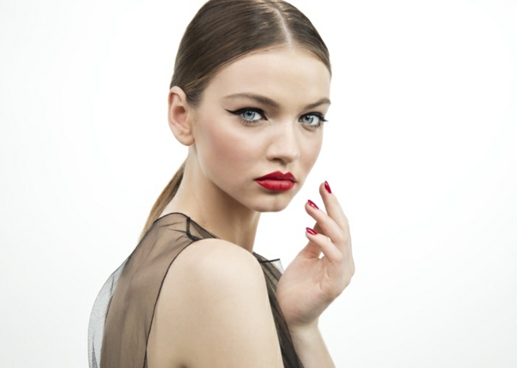 Pery správne nápady na líčenie mačacie oči Novoročné líčenie