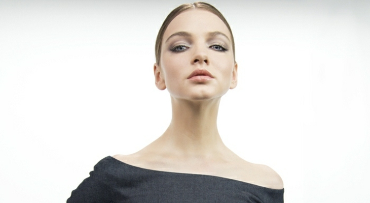 Naneste novoročný make -up prirodzene, zdôraznite svoju tvár