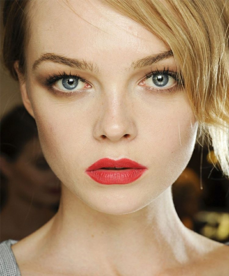 červené pery modré oči sú určené na špeciálne slávnostné príležitosti