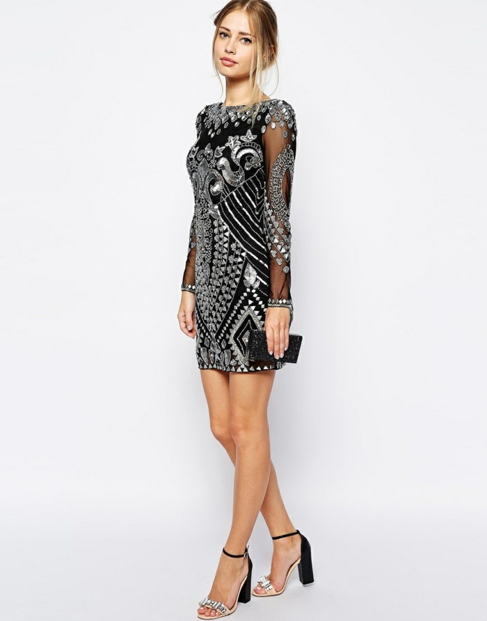 šaty striebornej farby s ozdobenými prvkami Mini šaty s ozdobenými prvkami