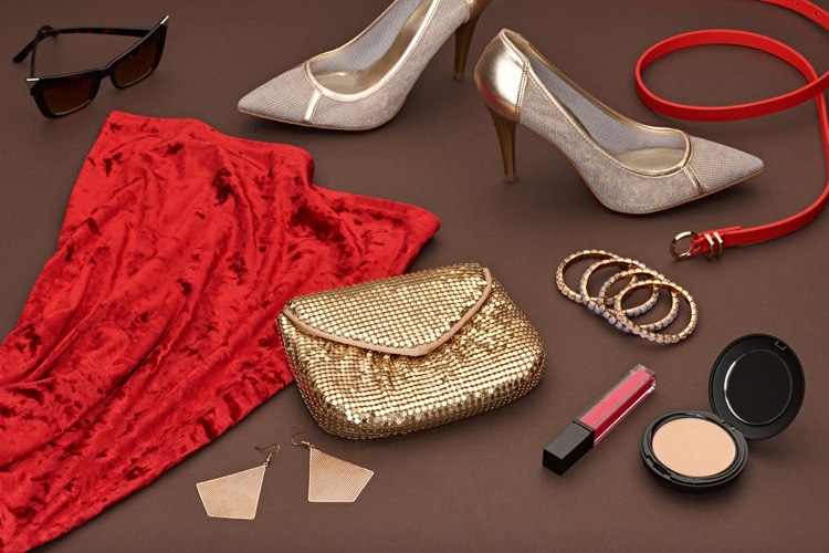 Nápady na silvestrovský večierkový outfit obliekajte zamatovú sukňu alebo zamatové nohavice s lodičkami