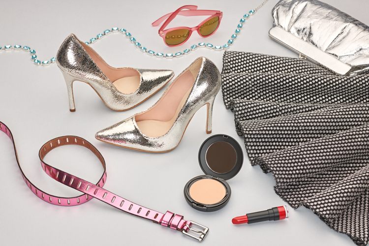 Novoročné nápady oblečenia aktuálne módne trendy 2020 trblietky alebo pierko