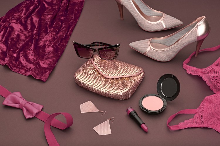 Novoročný outfit so širokými zamatovými nohavicami a spodným prádlom a topánkami