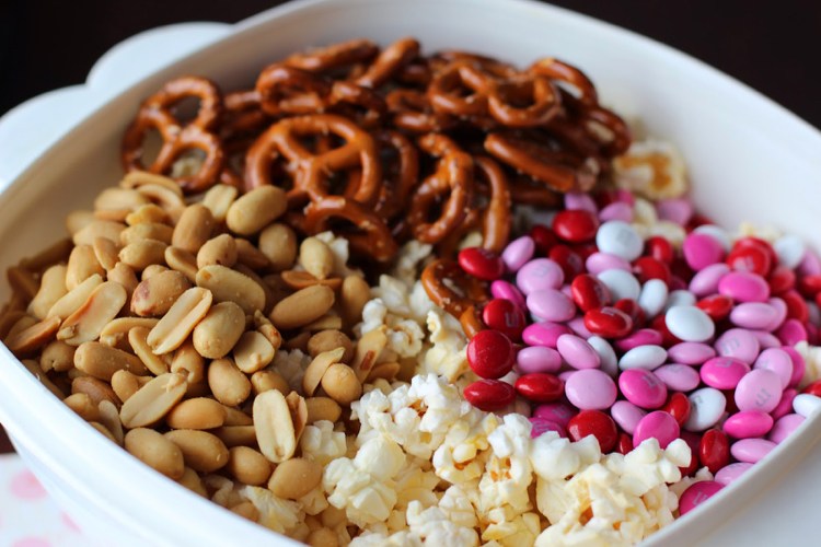 Nápady na jedlo pre prsty na rýchle slané párty občerstvenie s popcornom