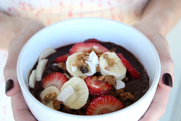 Ovocný šalát banán acai bobule jahody chutné Banán acai bobule jahody lahodné orechy