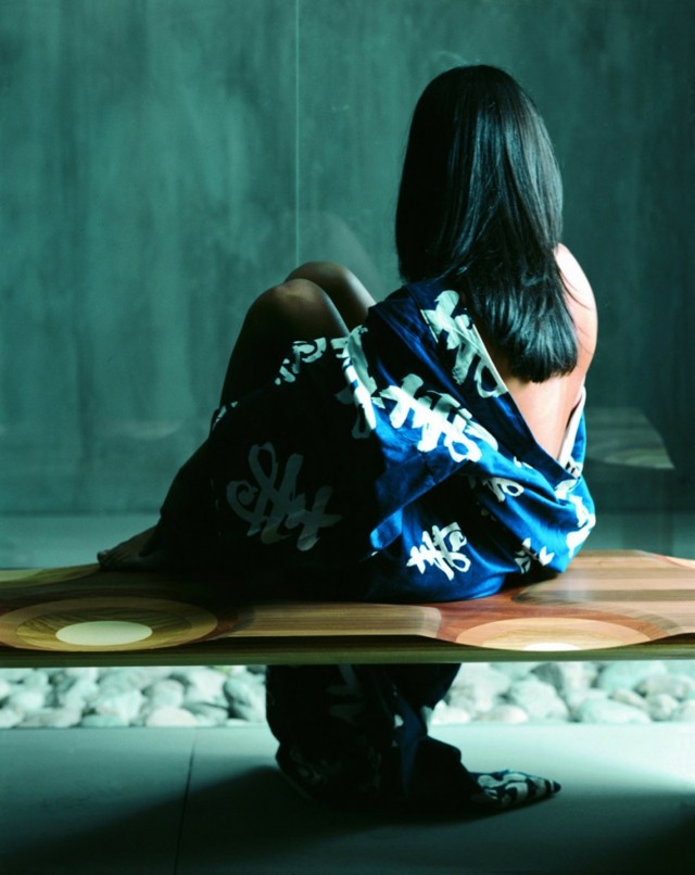 pohodlná lavičková záhrada drevo využitie verejného priestoru Záhrada z dreva, verejný priestor, vchod domu