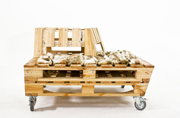 kolieska dizajnová lavička vyrobená z drevených paliet pohodlie v záhrade