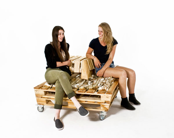 pohodlne sedieť na lavičke z drevených paliet v záhrade