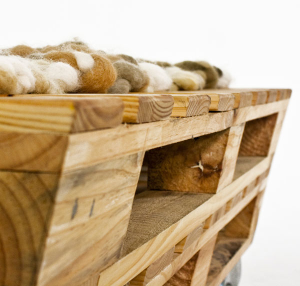 Lavica z prírodného dreva z vlny vyrobená z drevených paliet pohodlie v záhrade