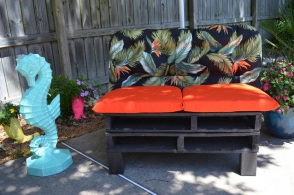 mini sedačka na sedenie drevené palety pohodlie v záhrade