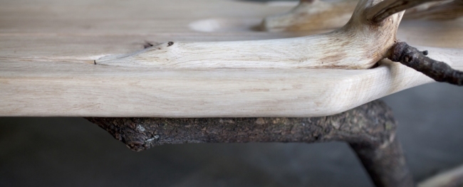 lakovaná drevená dizajnérska lavica Benjamin Graindorge lavica pre dizajnéra jemnej výroby od Benjamina Graindorgeho