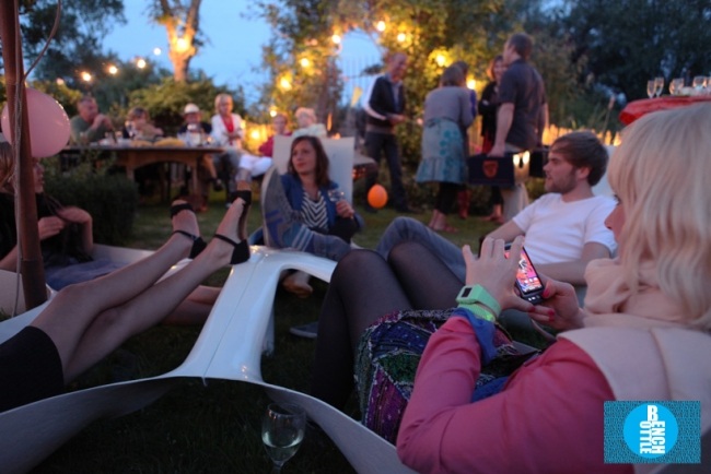 lavička na fľaše podporujúca sociálne kontakty lavica s dizajnom fľaše na fľaše propaguje sociálne kontakty