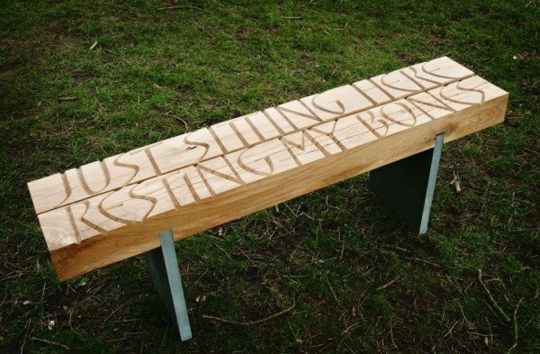 Lavičkový záhradný dizajn vyrytý do dreva