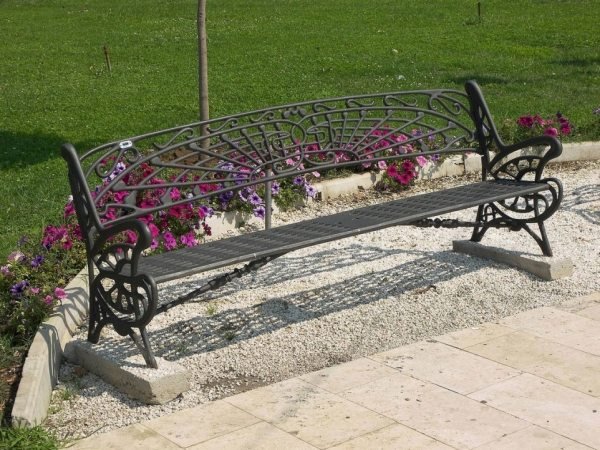 Lavičkový záhradný dizajn vyrobený z drevených dekoratívnych prvkov