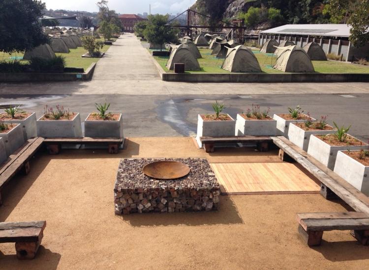 Krb v záhrade-sedadlo-gabiónová lavička-drevené dosky-nespracovaný kvetináč-vystavený betónový piesok