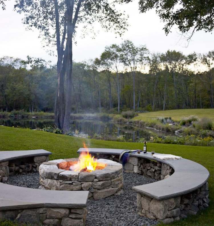 ohnisko-záhrada-sedenie-blízko-prírodný-prírodný kameň-štrk-trávnik-stromy-jazero-vonkajšie