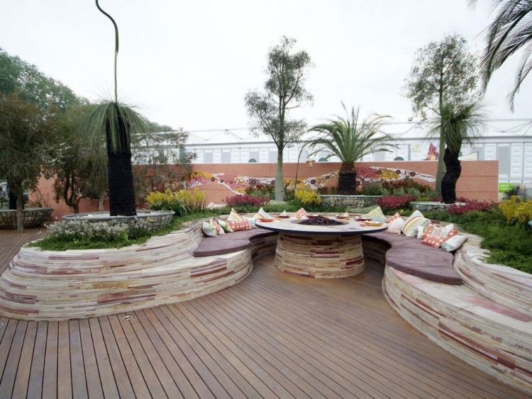 krb-záhrada-sedenie-organické-z-prírodného kameňa-čalúnenie-vankúš-drevená-podlaha-stôl-integrovaný