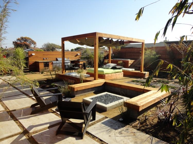 krb-záhradné sedadlo-pergola-markíza-látkové-sedacie-lavice-drevené-čalúnenie-vankúš-moderné-betónové-kachle-súkromie-plot-plot