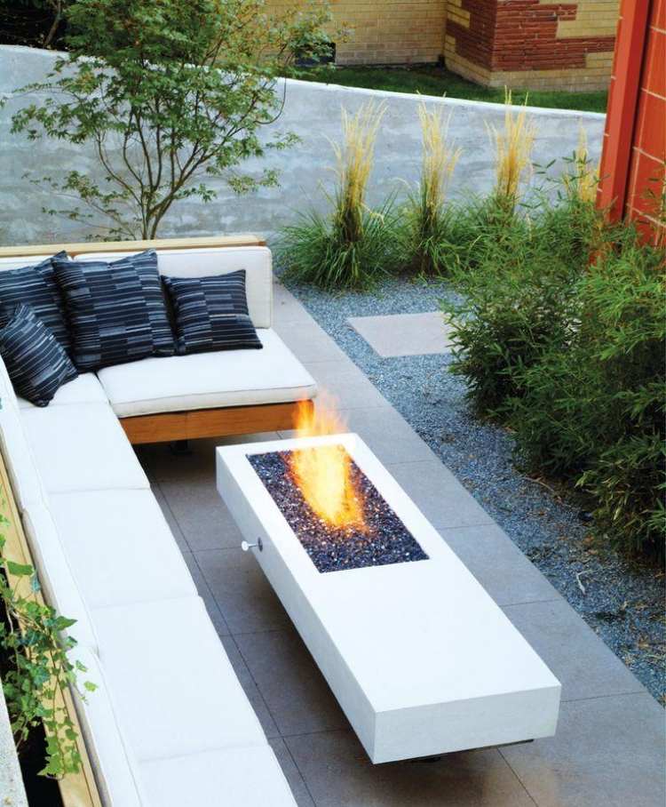 krb-záhradná-sedačka-lavica-čalúnenie-drevené-vankúše-kríky-štrkovo-betónové škridle