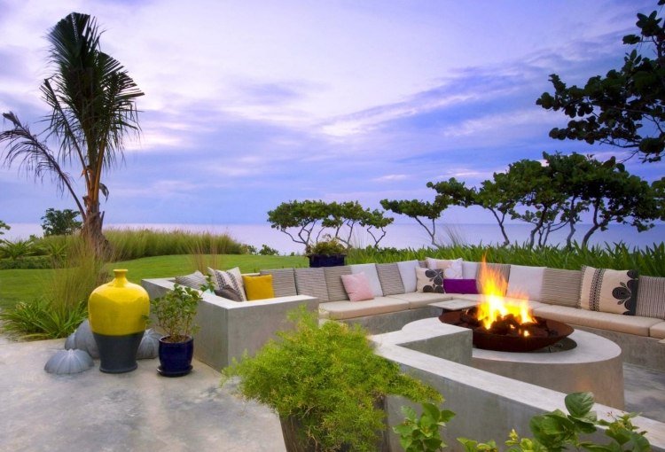 krb-záhrada-sedadlo-lavica-murované-čalúnenie-vankúš-béžovo-betónové-moderné