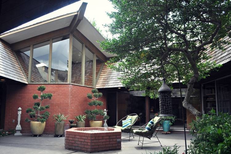 krb-záhradná sedačka-tehla-šesťhranné kreslo-kovový-sedací-vankúš-deko-rastlina-strom