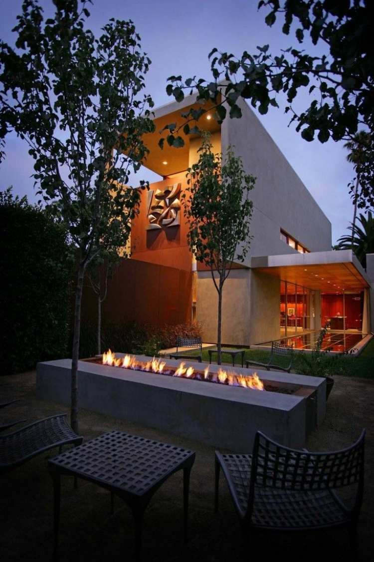 krb-záhrada-sedenie-železo-stoličky-moderná architektúra-corten-oceľ-dom-trávnik-stromy