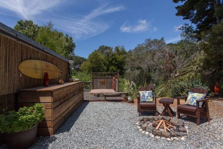 krb-záhrada-sedenie-štrk-drevené stoličky-vankúš-surf-dekorácia-stromy-moderné