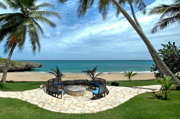 ohnisko-záhradné sedenie-more-exotické-palmy-plážové lavičky-okrúhle-čalúnené-trávnik