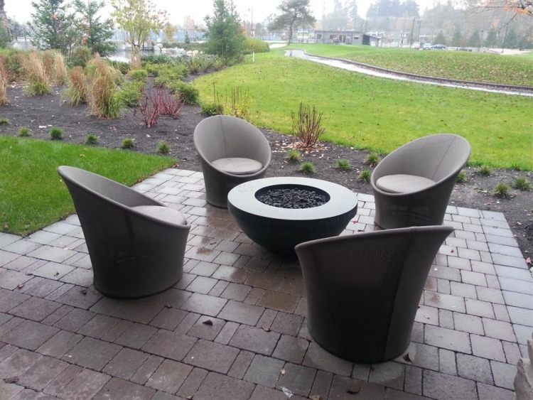 krb-záhrada-sedačka-chodník-kreslo-čalúnenie-tmavo-sivá-trávnik-rastliny